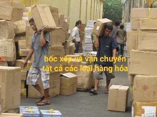 Bốc xếp hàng hóa tại Long Biên